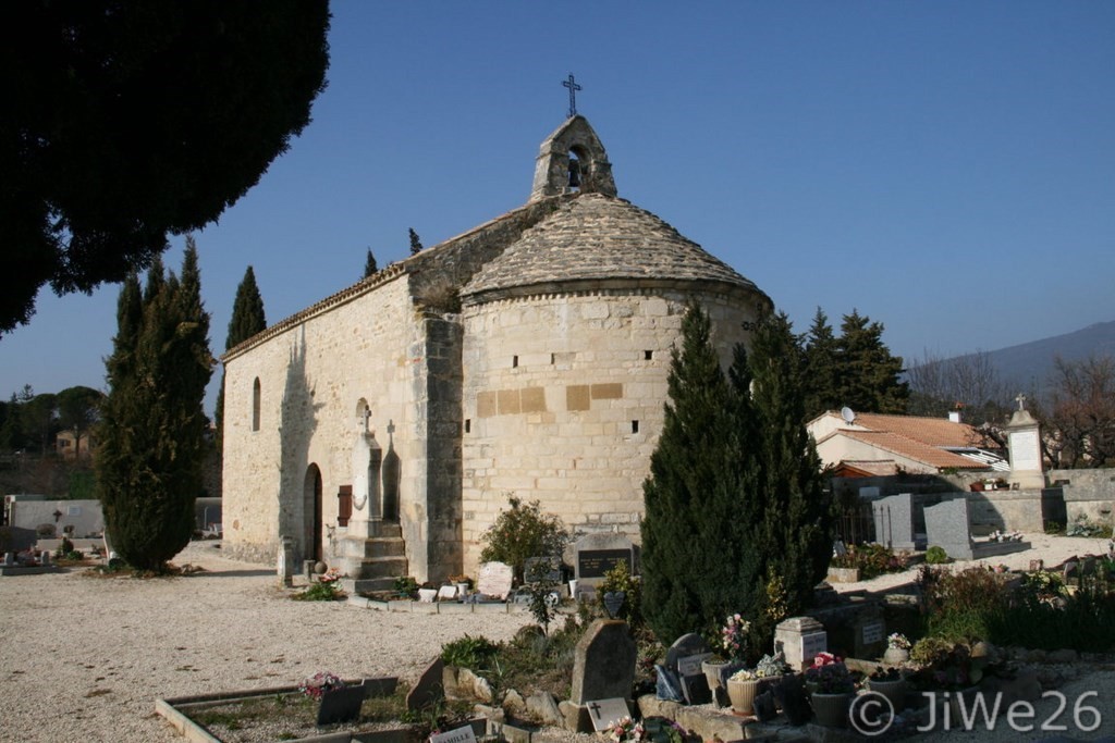Le Pègue_Un dernier regard sur la chapelle et son cimetière