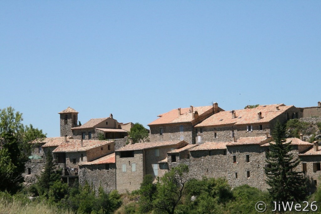On peut dire que ça valait le déplacement - Nous sommes donc à 810m d'altitude dans ce joli village perché, ancien castrum fortifié adossé à la Montagne de Buisseron