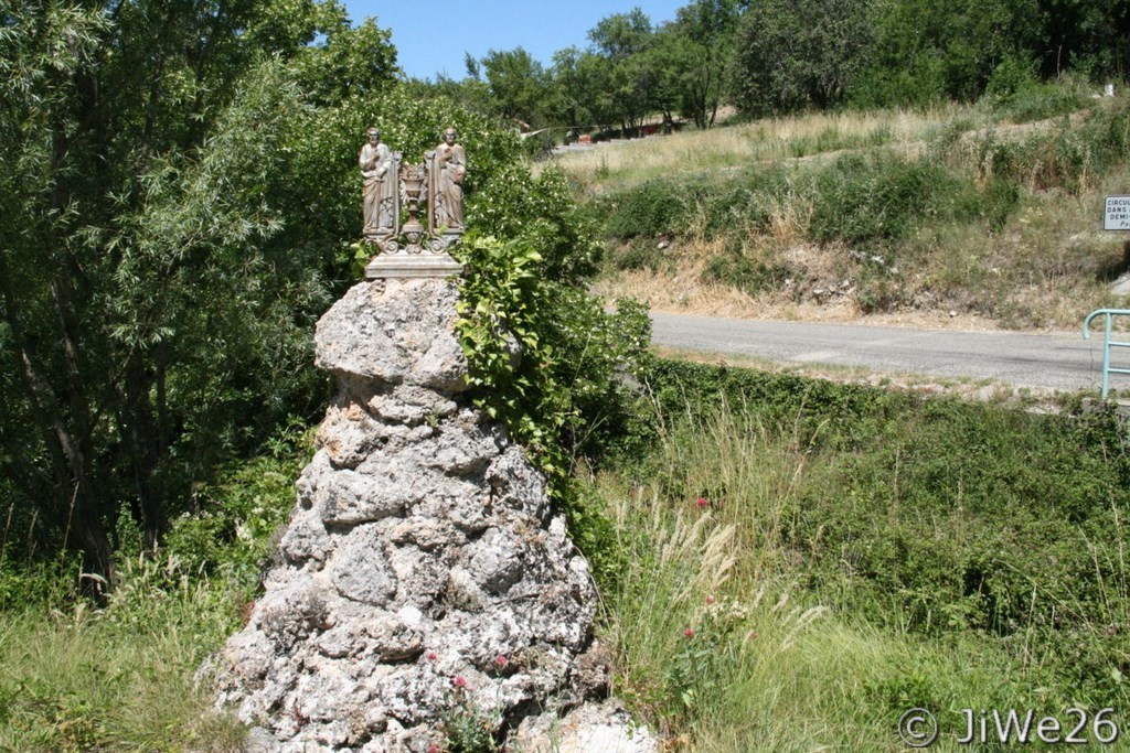 Dès l'entrée du village, nous avons été intrigués par ces deux statuettes