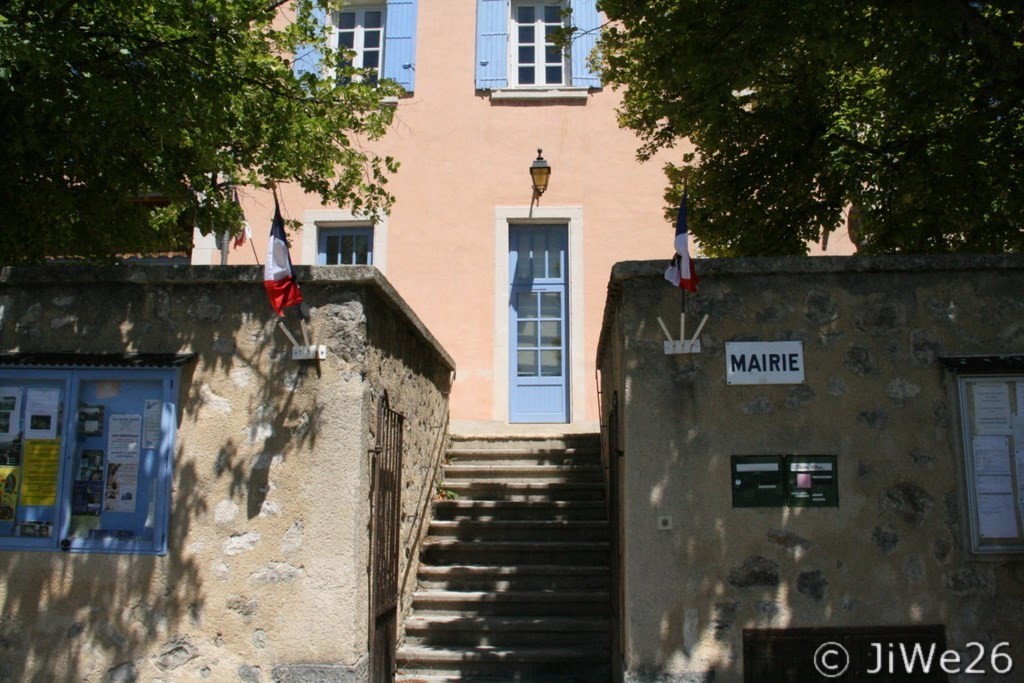 puis nous sommes passés voir la Mairie ... et sa quinzaine d'escaliers !!