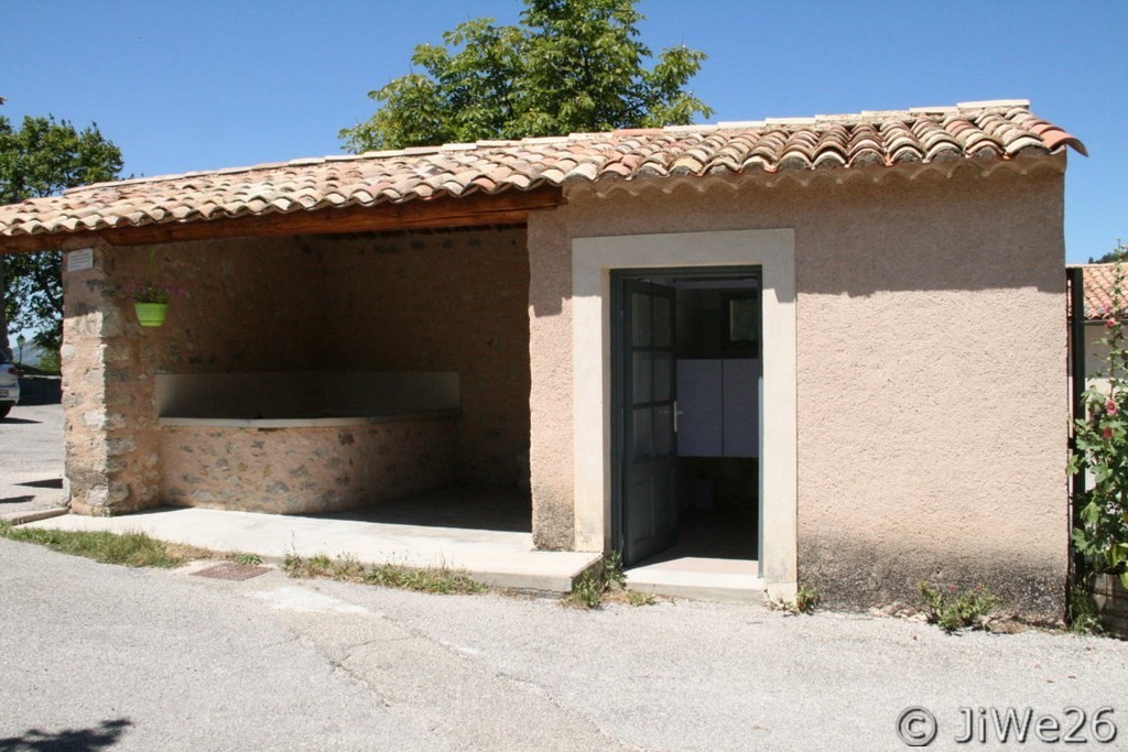 Nous arrivons au lavoir public, lui aussi joliment restauré