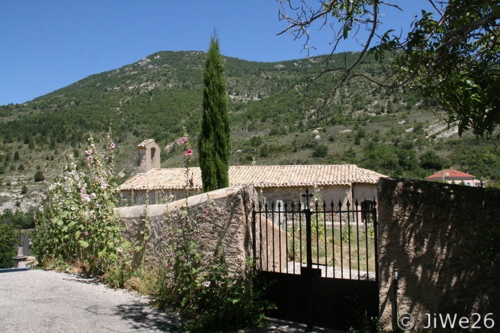 Nous voici à l'entrée du cimetière, je vais pousser la grille pour voir
