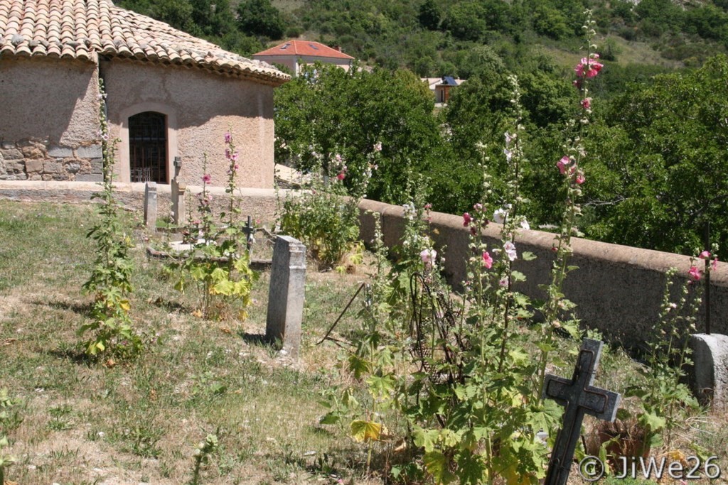 Il reste assez bien de tombes anciennes qui semblent être à l'abandon