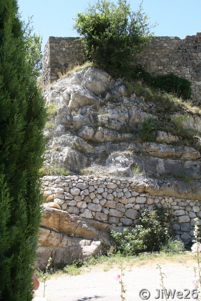 Le-Poet-SigillatRuines face au cimetière