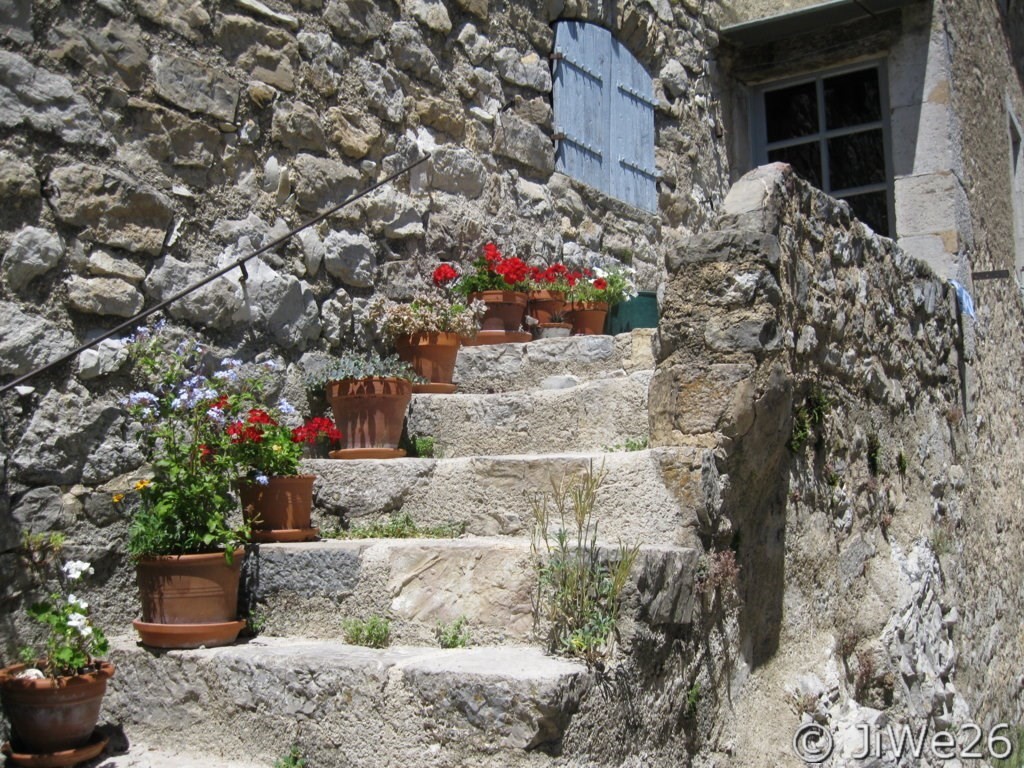 Une entrée fleurie particulièrement attrayante