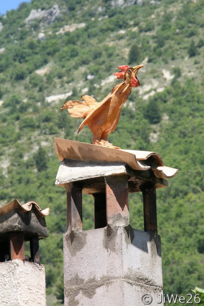 À noter au passage cette garniture de cheminée plutôt originale !