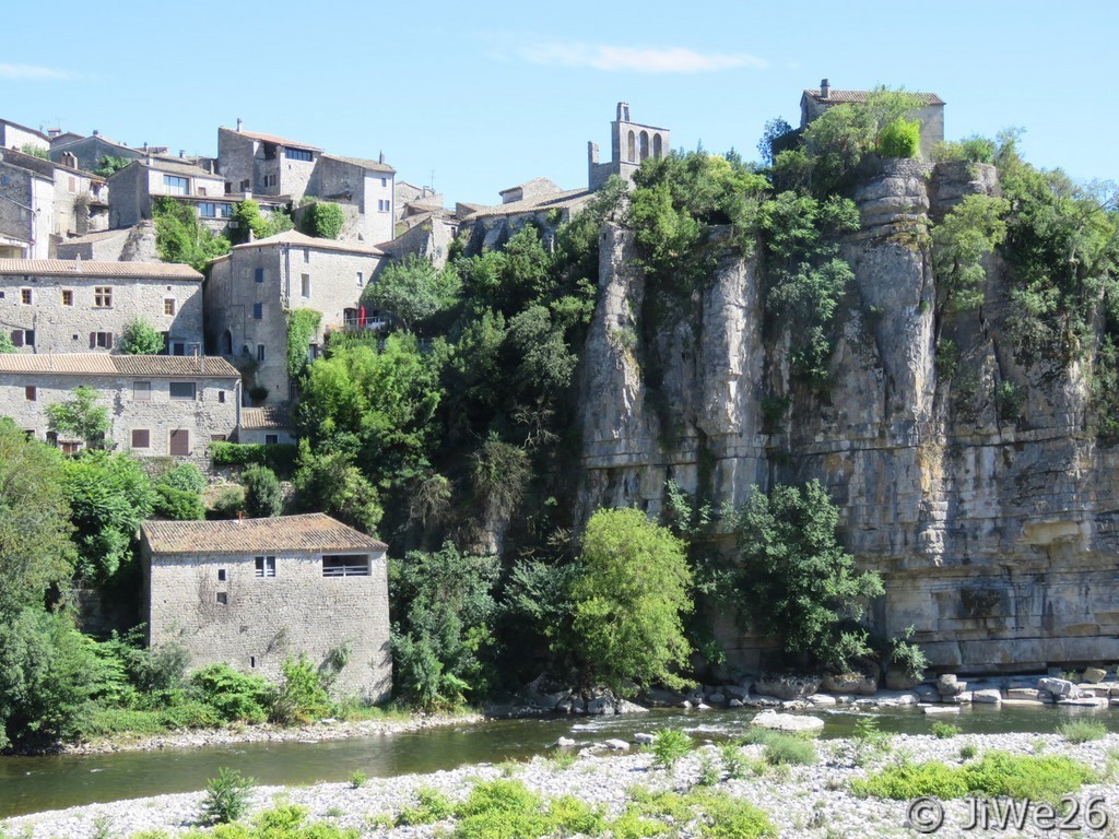 Vue sur l'église ND, monument historique depuis le 12 avril 1927