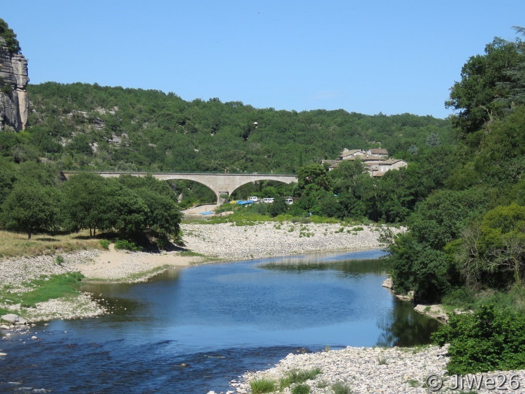 La plage avec le pont sur l'Archèche