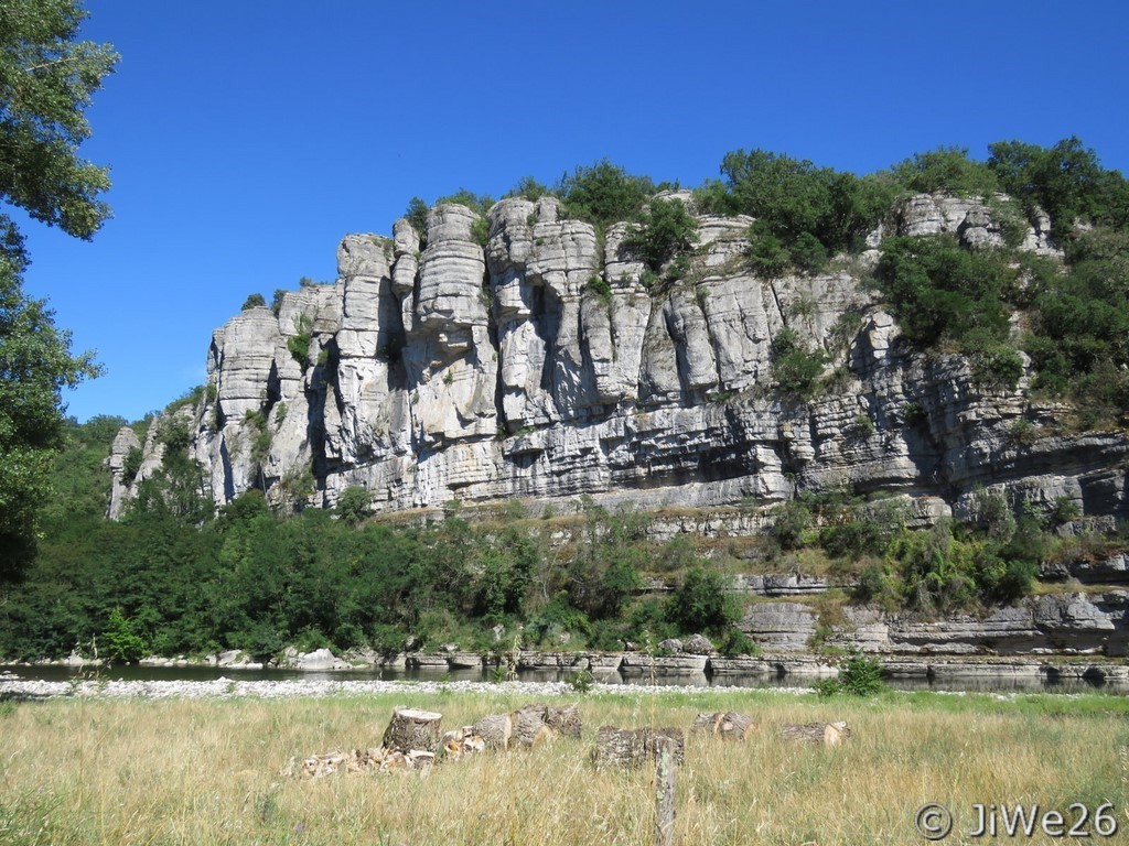 Magnifique ciel bleu au-dessus des falaises