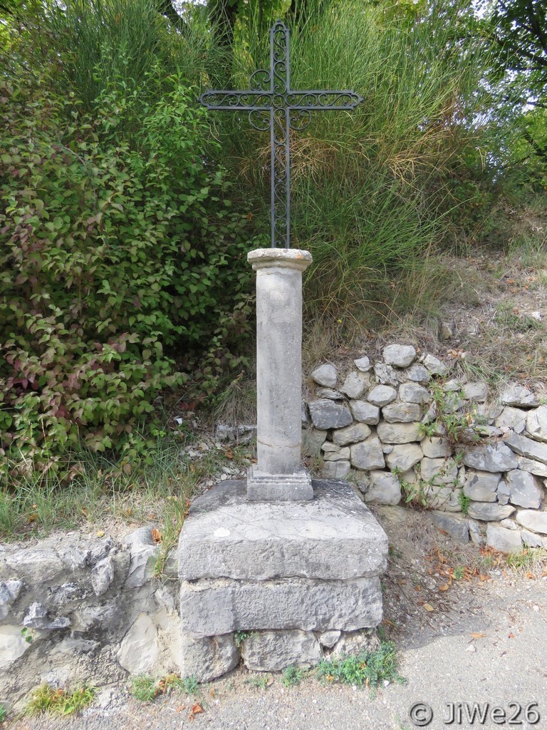 Croix à côté de l'école communale