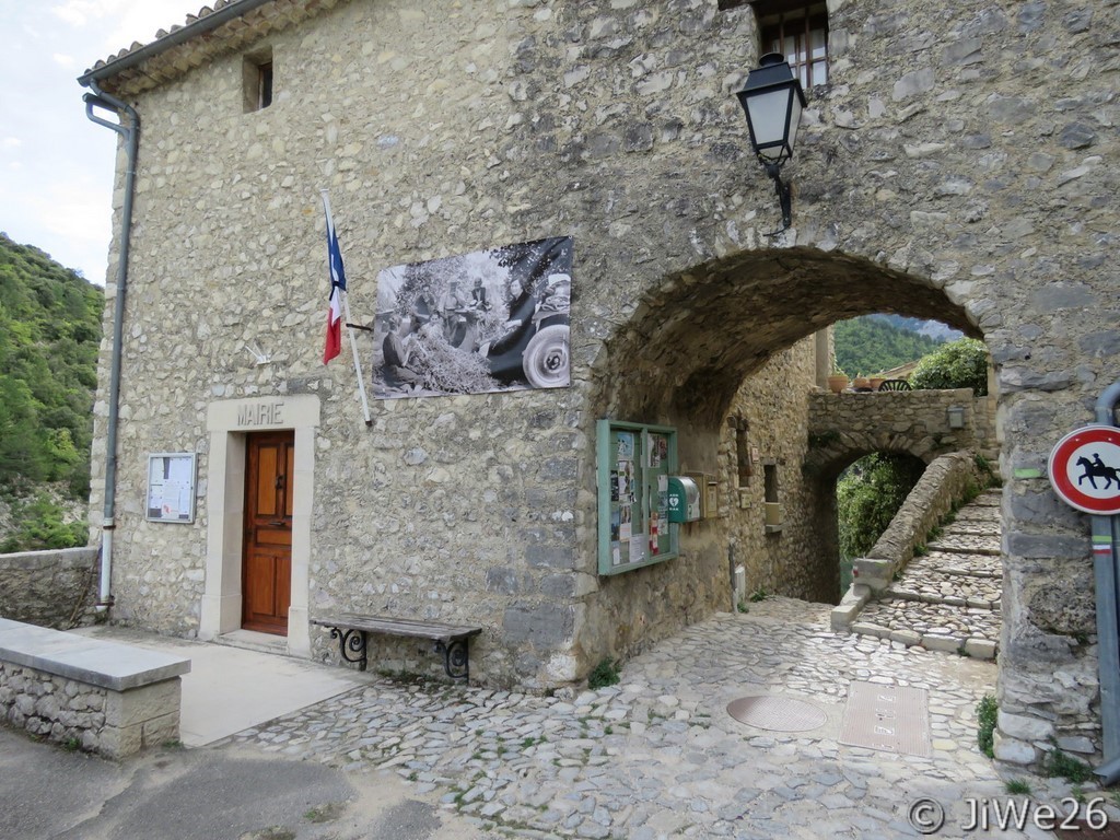 La Mairie et l'une des deux portes fortifiées d'entrée au village, dite la porte de la Mairie