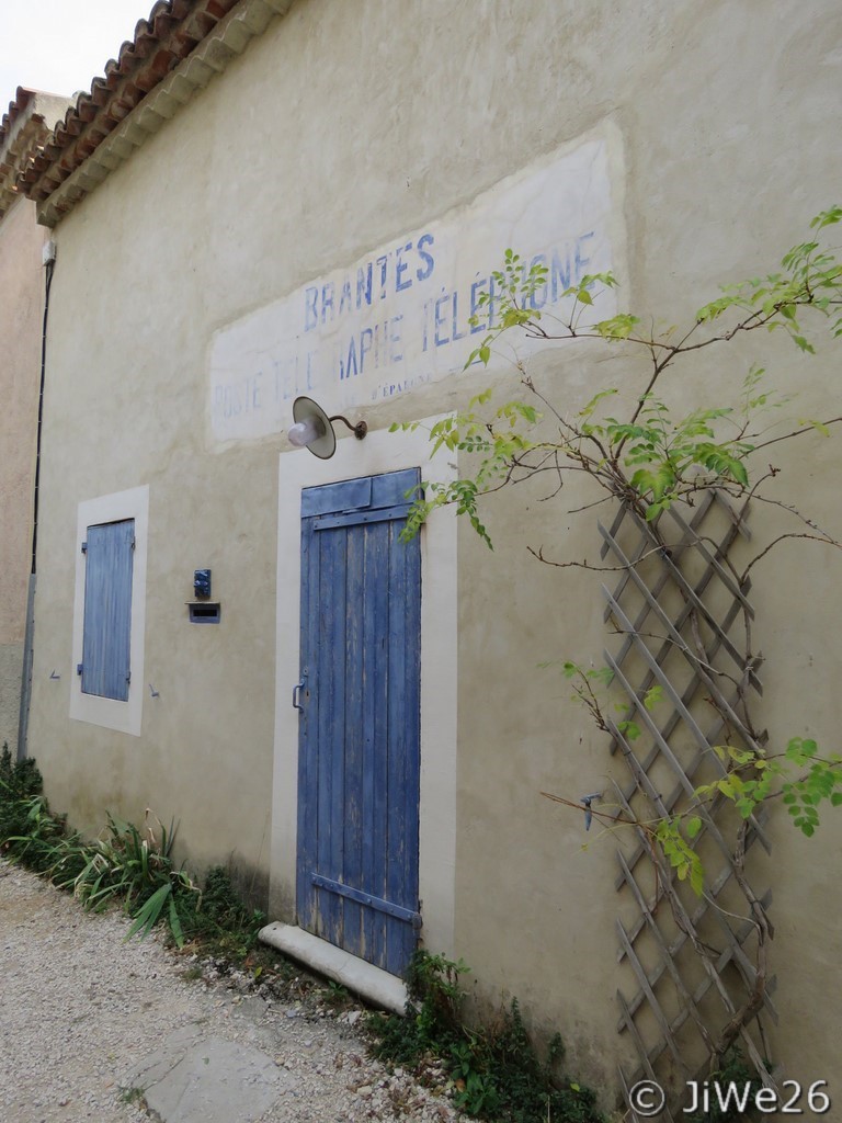 Anciennement, ce bâtiment abritait les ​PTT et Caisse d'Epargne