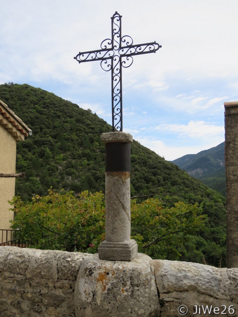 Croix métallique située à l'arrière de l'église Sainte-Sidoine