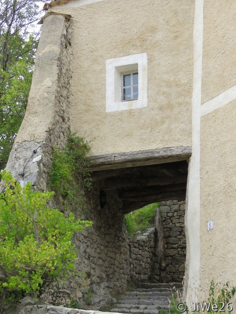 Passage sous voûte avec calade qui fait partie de la fondation patrimoine