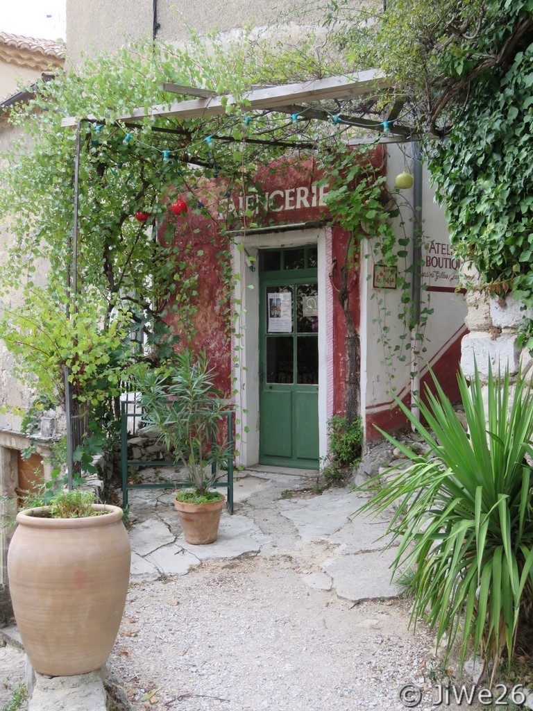 Superbe devanture de l'atelier-boutique de faïencerie "Chez Martine"