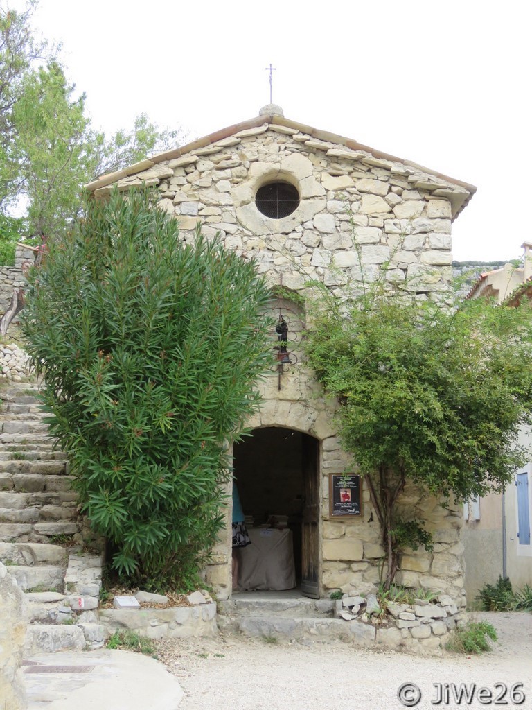 Chapelle N-D de pitié de l'ordre des pénitents blancs de 1705, située sur la place centrale