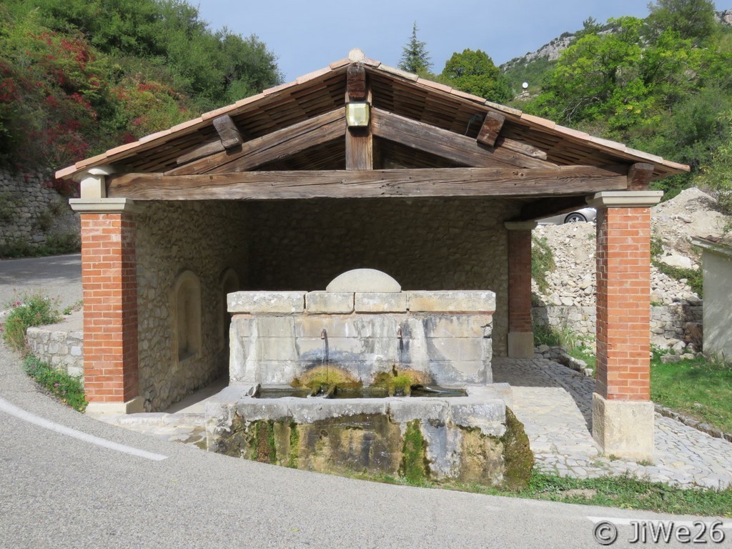 Ancien lavoir-fontaine en pierre situé à l'extérieur du vieux village