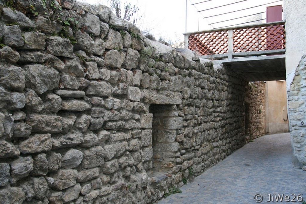 En descendant la rue Basse, voici le mur des remparts avec les meurtrières