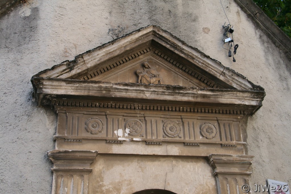 Fronton triangulaire de la chapelle du pont construite en remerciement de la vierge contre la peste