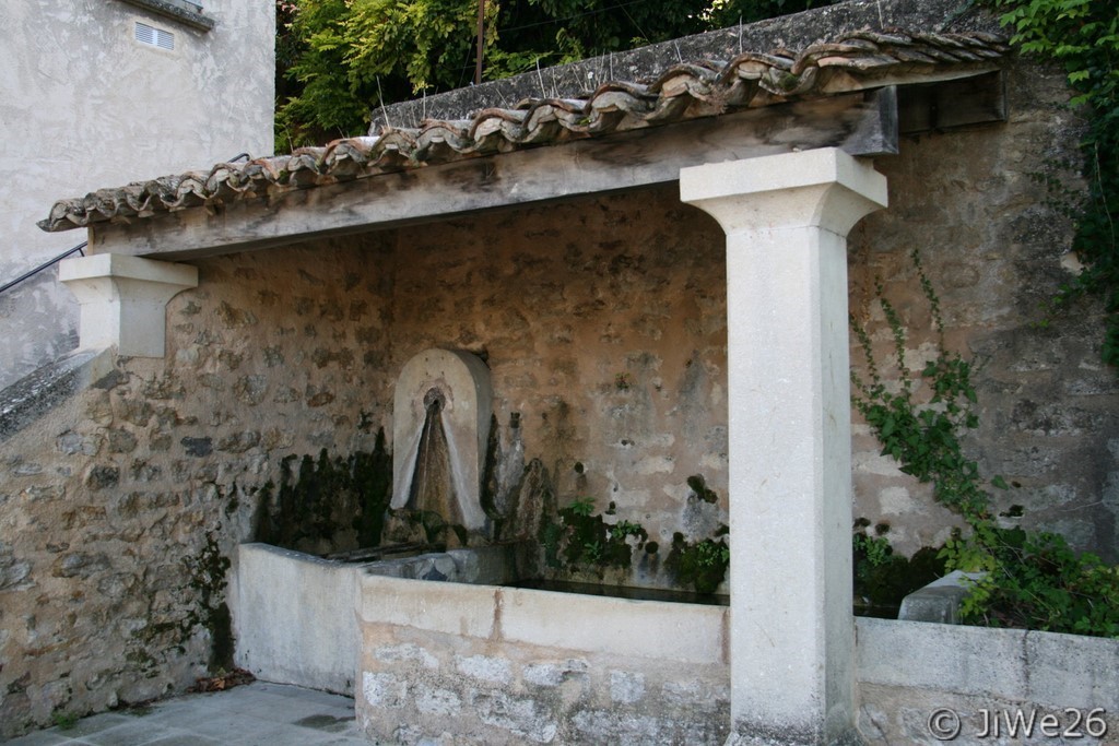 Fontaine et lavoir avenue de Verdun