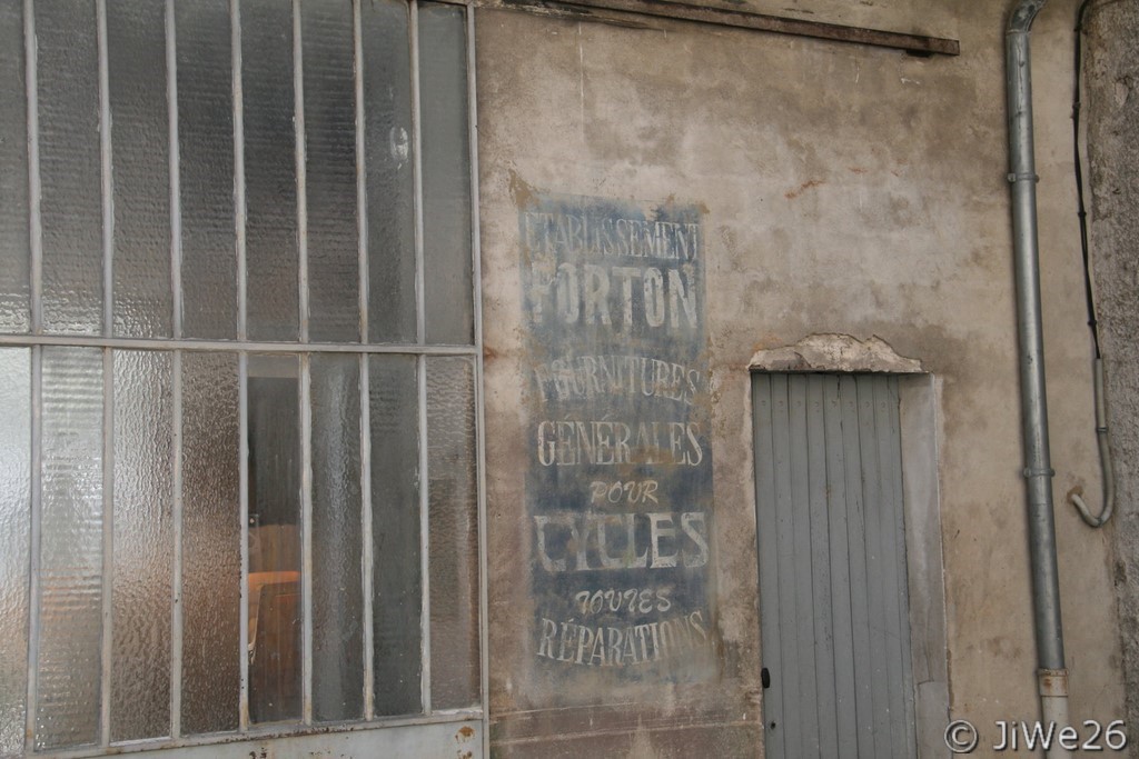 Encore une ancienne enseigne, toutes sont situées rue du Moulin