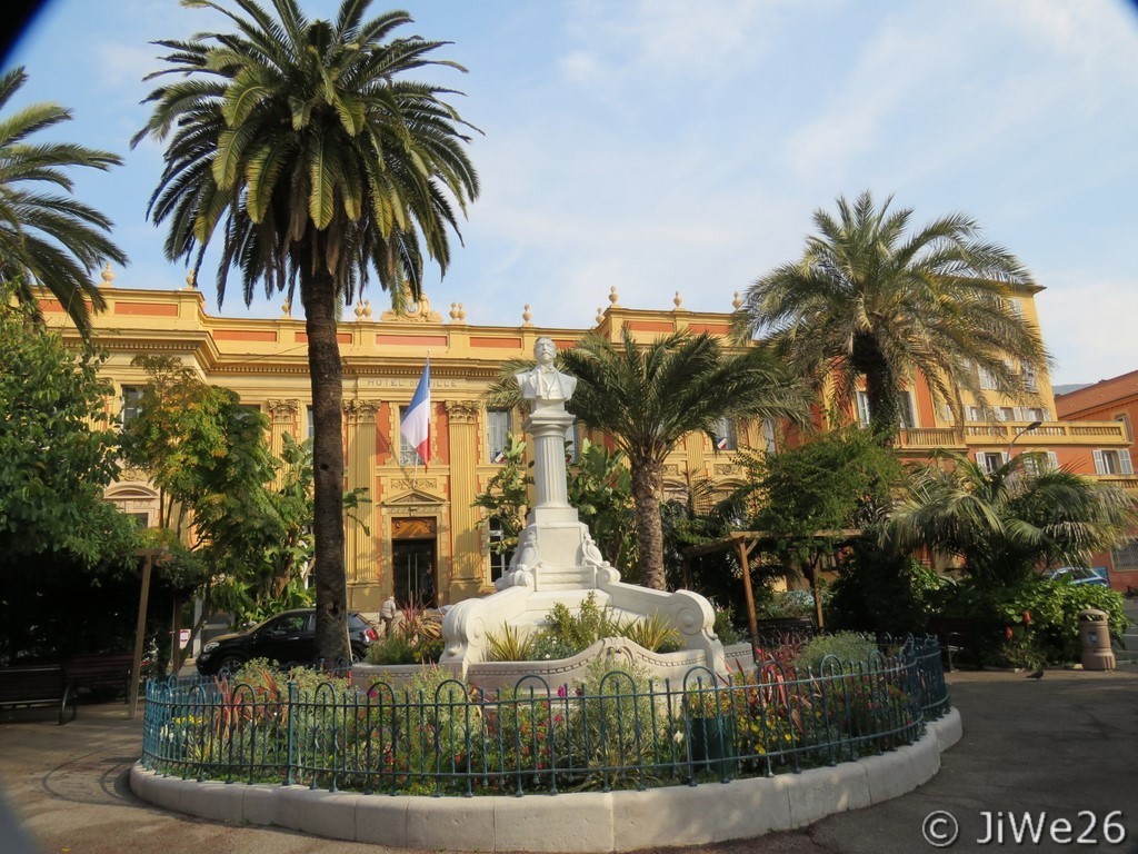 L'Hôtel de Ville avec la statue de Louis Laurenti, ancien Maire, administrateur et bienfaiteur de Menton