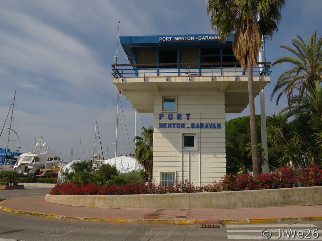 Situé à 700 mètres seulement de la frontière Italienne et à moins de 2km du centre-ville, le port de Garavan a été inauguré en 1967, il est considéré comme l’un des plus grands ports de la Côte d’Azur