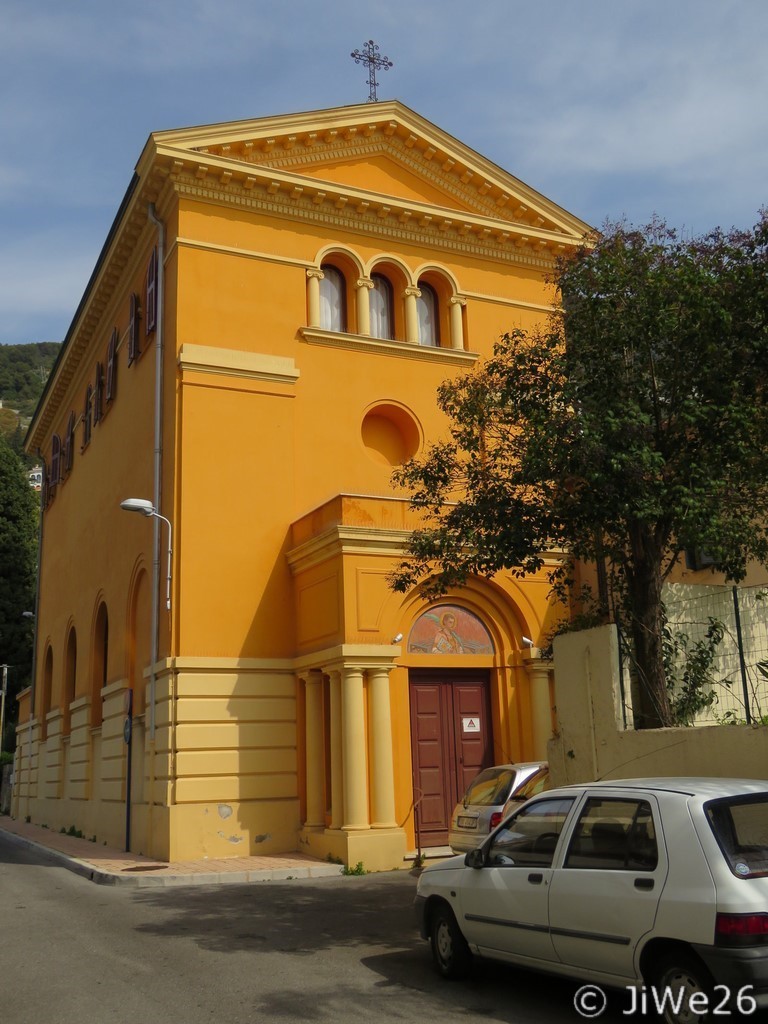 La chapelle Saint-Laurent, restaurée en 2015, est située avenue Porte-de-France au croisement avec la rue Saint-Jacques