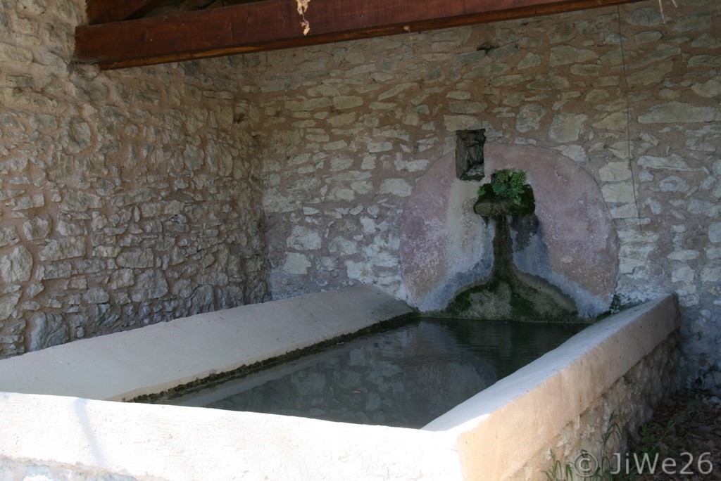 Mérindol-les-Oliviers_Le lavoir attenant à la fontaine