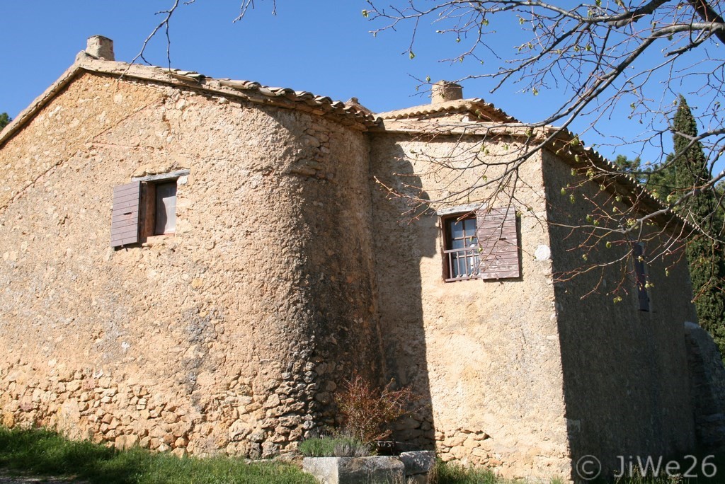 Mérindol-les-Oliviers_Ancienne batisse au détour du chemin