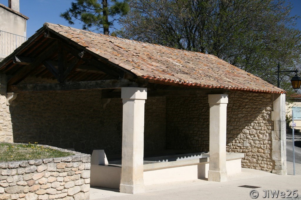Après avoir garé la voiture Chemin des Ecoles, nous arrivons au rond-point où se trouve ce lavoir très bien restauré