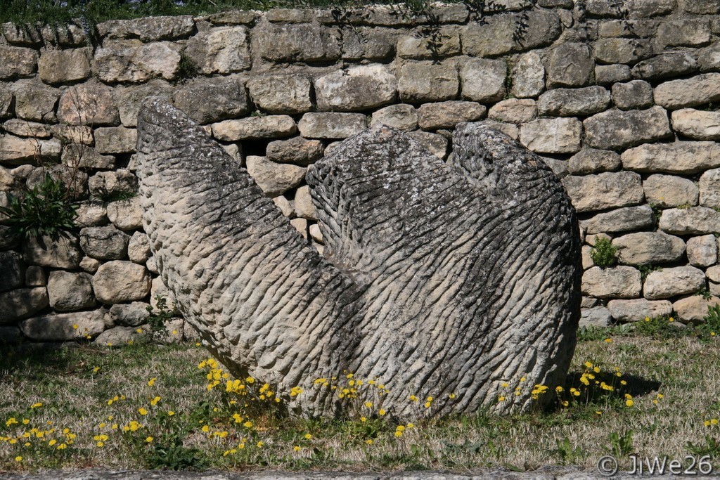 Que signifie cette drôle de pierre située à côté de la fontaine ?
