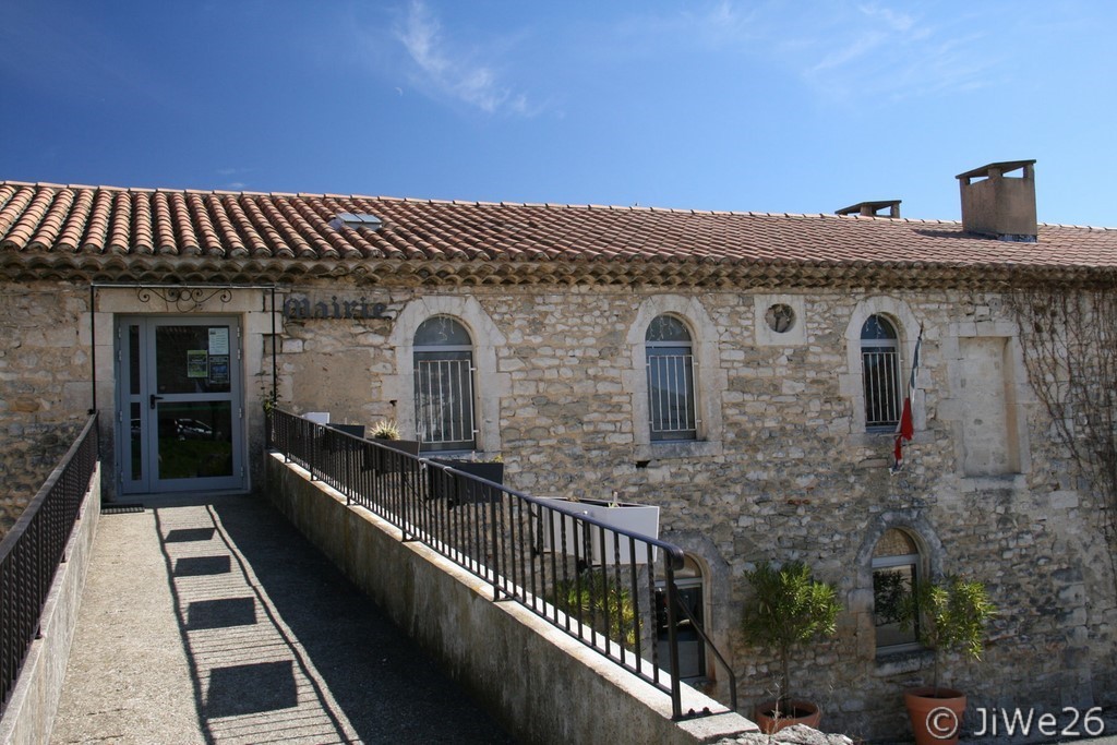 Voilà un accès peu banal à la mairie de Saint-Restitut
