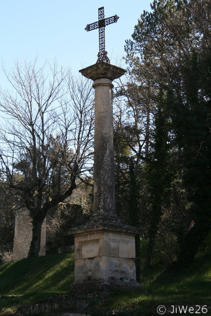 Je n'ai pas pu identifier cette croix, je crois qu'elle se trouve Place de la Libération mais je ne me rappelle plus