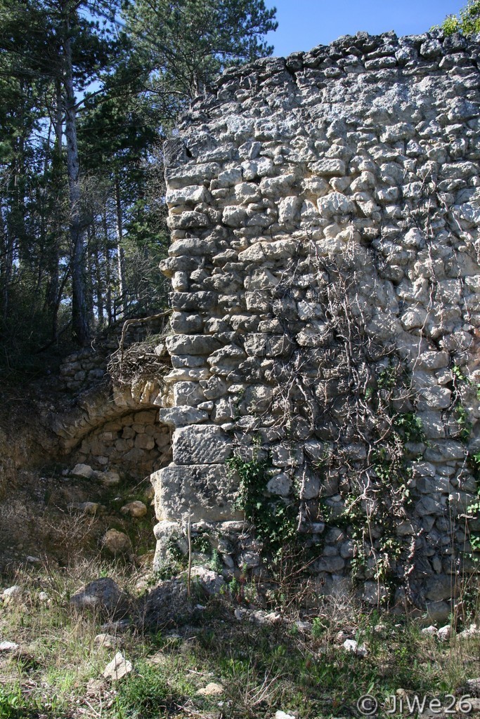 En bordure de route nous avons enfin trouvé l'ancien four à chaux, enfin je suppose
