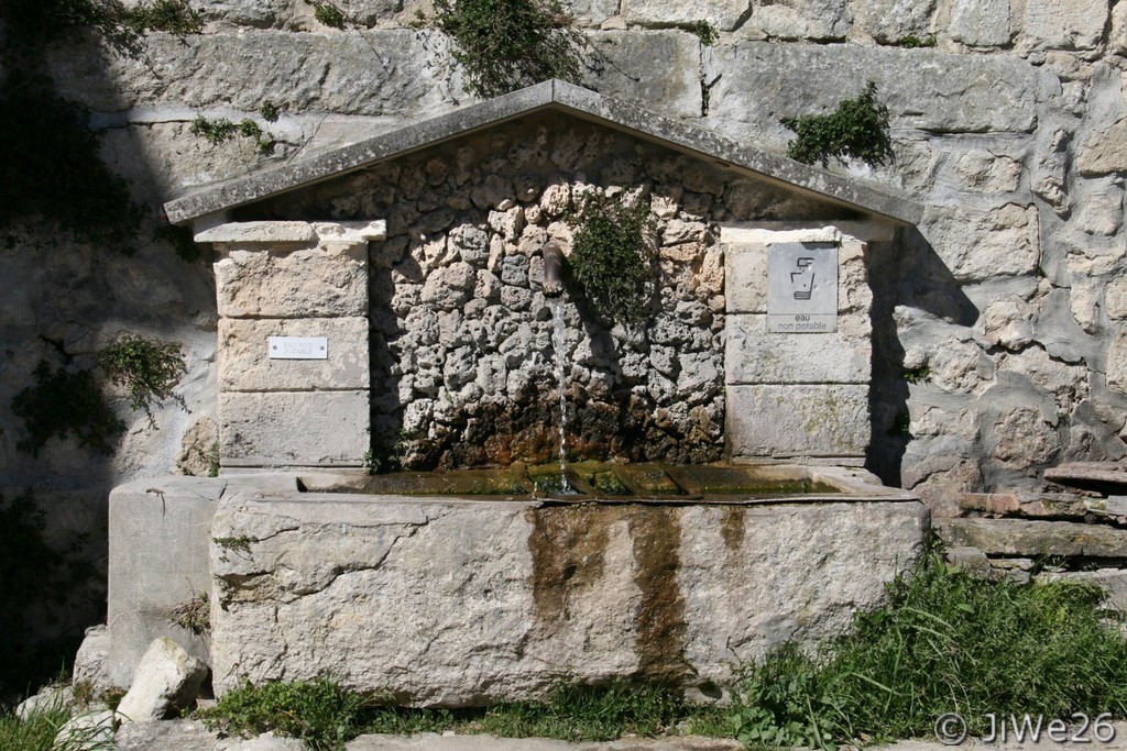 Place de la Résistance, cette fontaine jouxte un beau lavoir ...