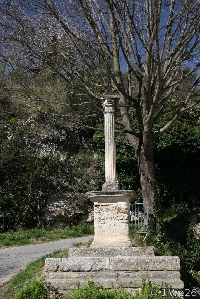 A la montée des remparts, voici une autre croix, 