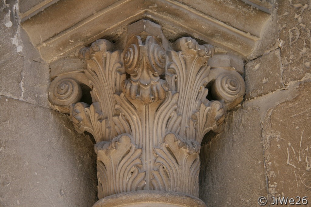 de chaque côté de la porte d'entrée