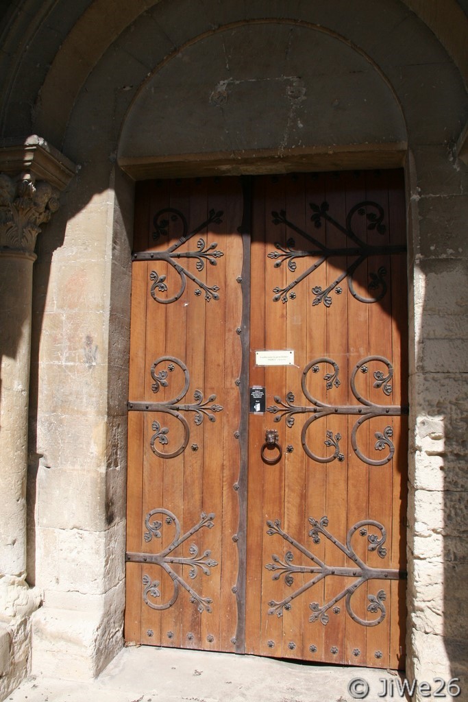 Véritable oeuvre d'art, le portail de l'église avec ses superbes pentures 