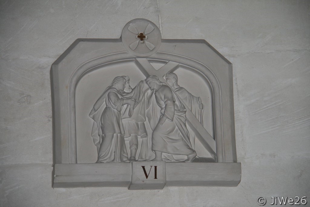 Les stations du chemin de croix sont originales et très différentes de ce que l'on rencontre habituellement