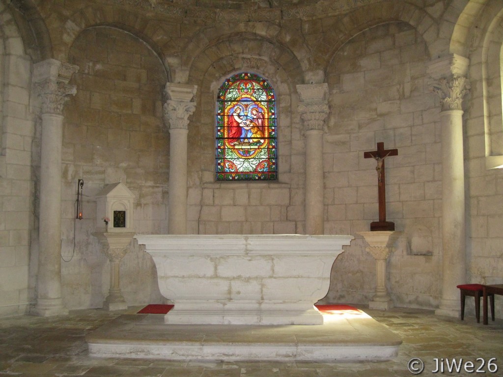 Le corps central qui se compose d'une nef divisée en trois travées