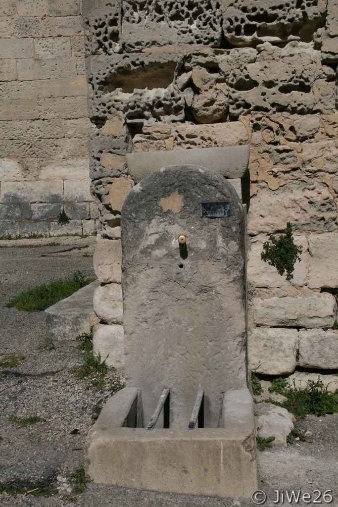Cette fontaine est située à droite de l'entrée de l'église, sèche également !