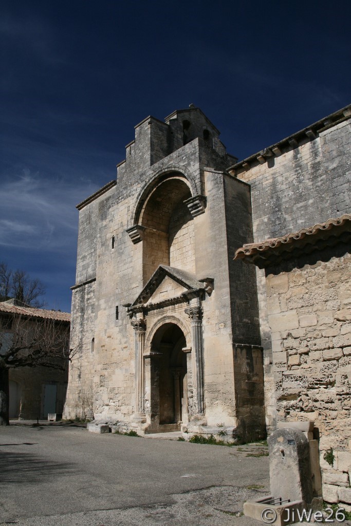 La voilà avec la porte d'entrée de l'église