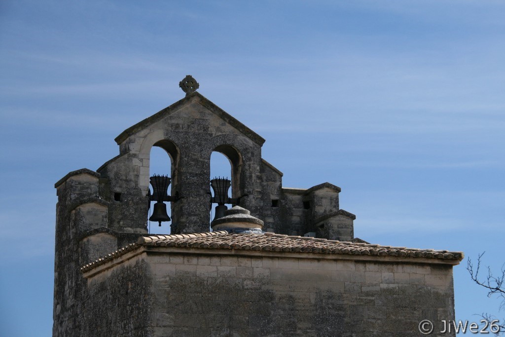 Un peu plus loin, la tour carrée funéraire, tour aveugle sur deux étages, contre laquelle a été accolée l'église, elle renfermait le tombeau du saint et était isolée, érigée bien avant l'église