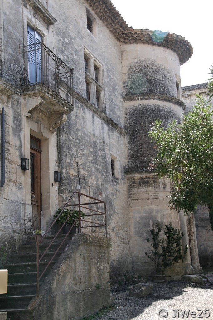 Maintenant, elle abrite le Centre de Création Contemporaine