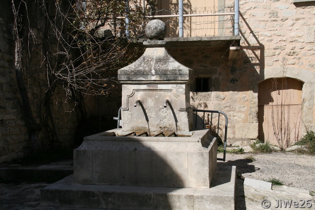 Place du Petit Berry, nous avons enfin trouvé cette fontaine où coule un peu d'eau