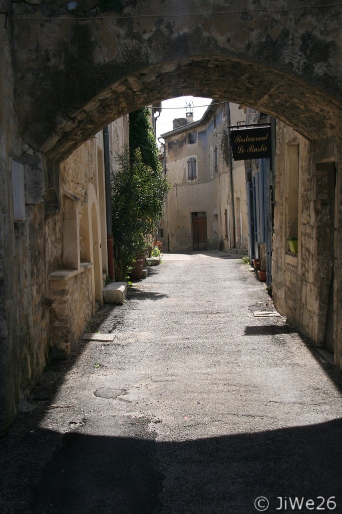 Passage menant au restaurant "Le Rustic"