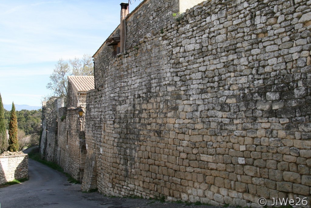 Les remparts de Saint-Restitut avec à droite la Porte Rose