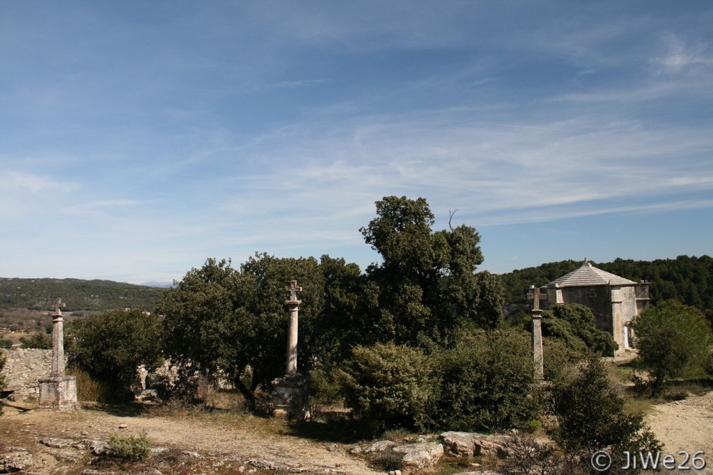 Non loin de la chapelle, ces 3 calvaires, tous trois différents