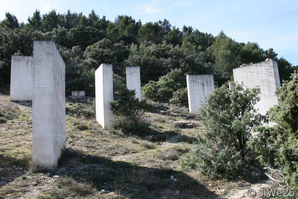 à une centaine de mètres de la chapelle, les Sentinelles, oeuvre contemporaine réalisée par l'artiste Claude Rutault 